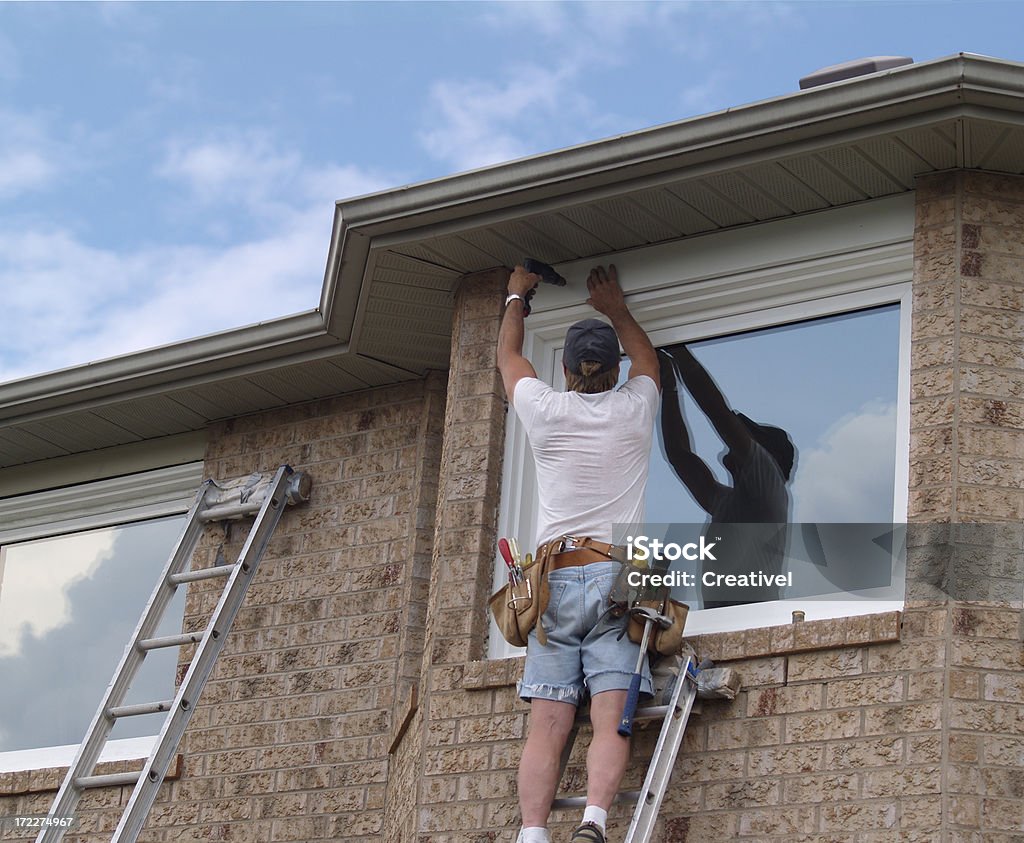 Instalación de ventana, instalador conectar acabados, recientemente instalada, a la ventana - Foto de stock de Ventana libre de derechos