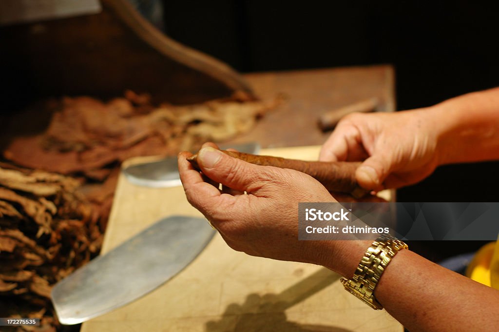 Façonnage un cigare - Photo de Fait maison libre de droits