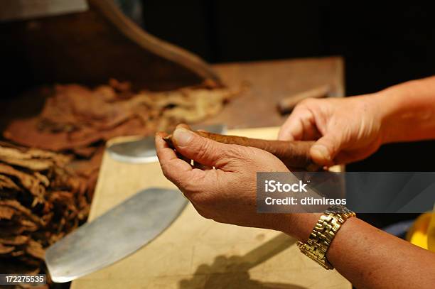 Photo libre de droit de Façonnage Un Cigare banque d'images et plus d'images libres de droit de Fait maison - Fait maison, Aboutissement, Amérique latine