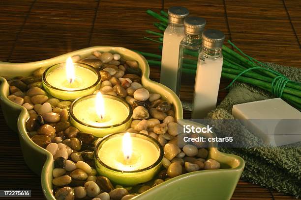 Warmes Licht Spaset Mit Kerzen Und Steine Stockfoto und mehr Bilder von Alternative Behandlungsmethode - Alternative Behandlungsmethode, Alternative Medizin, Aromatherapie