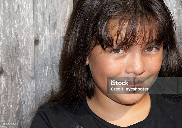 Tween Com Sorriso Discreto - Fotografias de stock e mais imagens de 10-11 Anos - 10-11 Anos, 12-13 Anos, 14-15 Anos