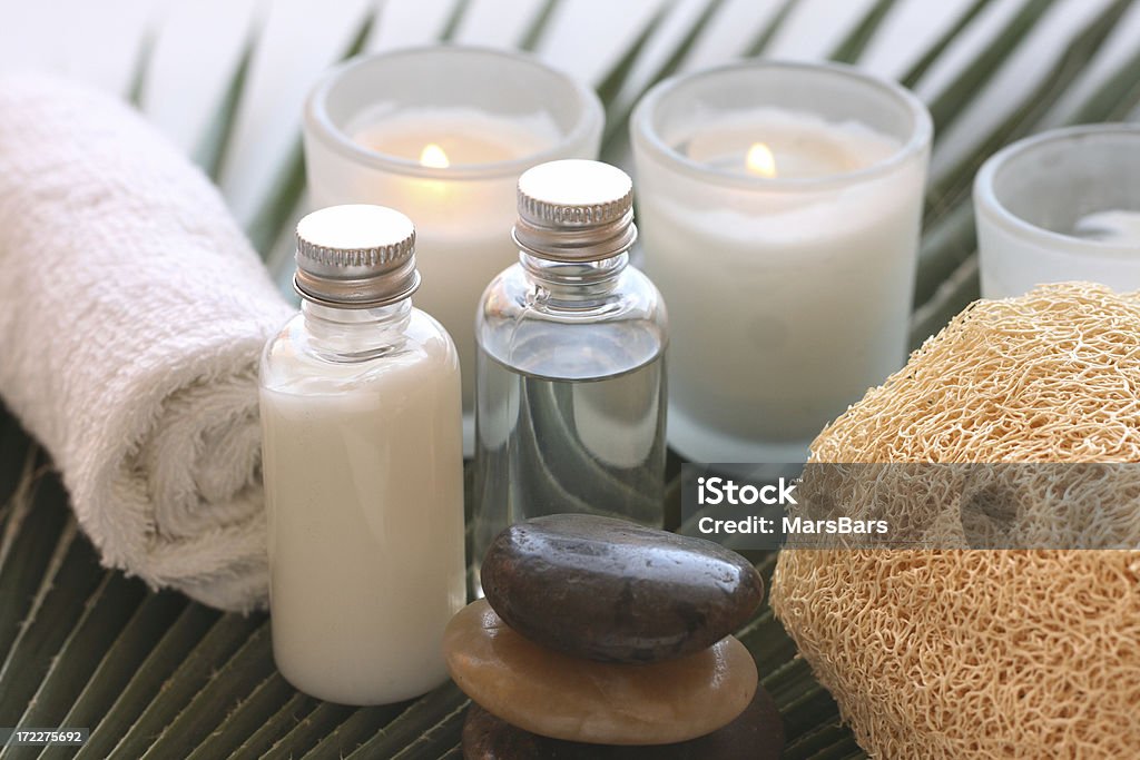 spa artículos en hoja de palmera - Foto de stock de Aceite de aromaterapia libre de derechos