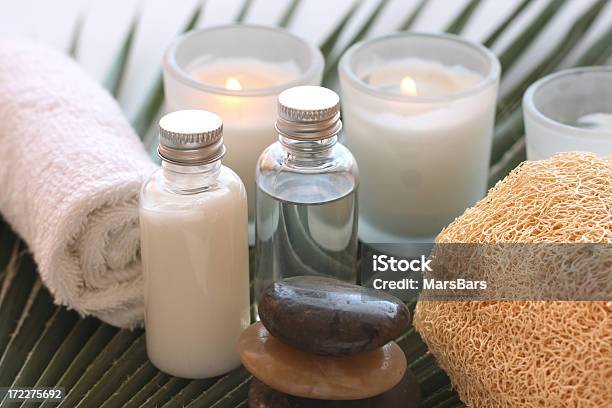 Spa Artículos En Hoja De Palmera Foto de stock y más banco de imágenes de Aceite de aromaterapia - Aceite de aromaterapia, Aceite de masaje, Armonía - Concepto