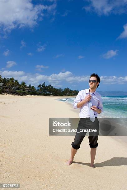 남자 사업가 풀림 매다 해변의 20-29세에 대한 스톡 사진 및 기타 이미지 - 20-29세, 30-39세, 경감