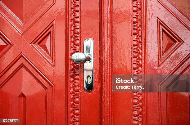 Foto de Atrás Do Red Door e mais fotos de stock de Porta principal - Porta principal, Vermelho, Aberto