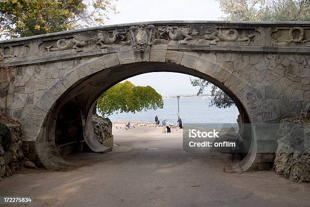 Ponte Pedonal No Parque - Fotografias de stock e mais imagens de Arco - Caraterística arquitetural - Arco - Caraterística arquitetural, Brasão, Crimeia