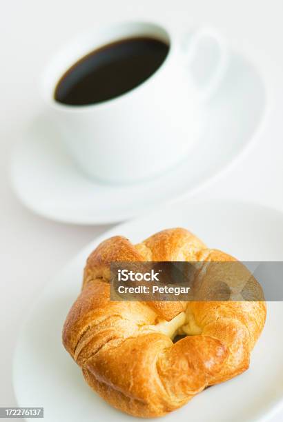 Café Y Un Croissant Foto de stock y más banco de imágenes de Alimento - Alimento, Bebida, Café - Bebida