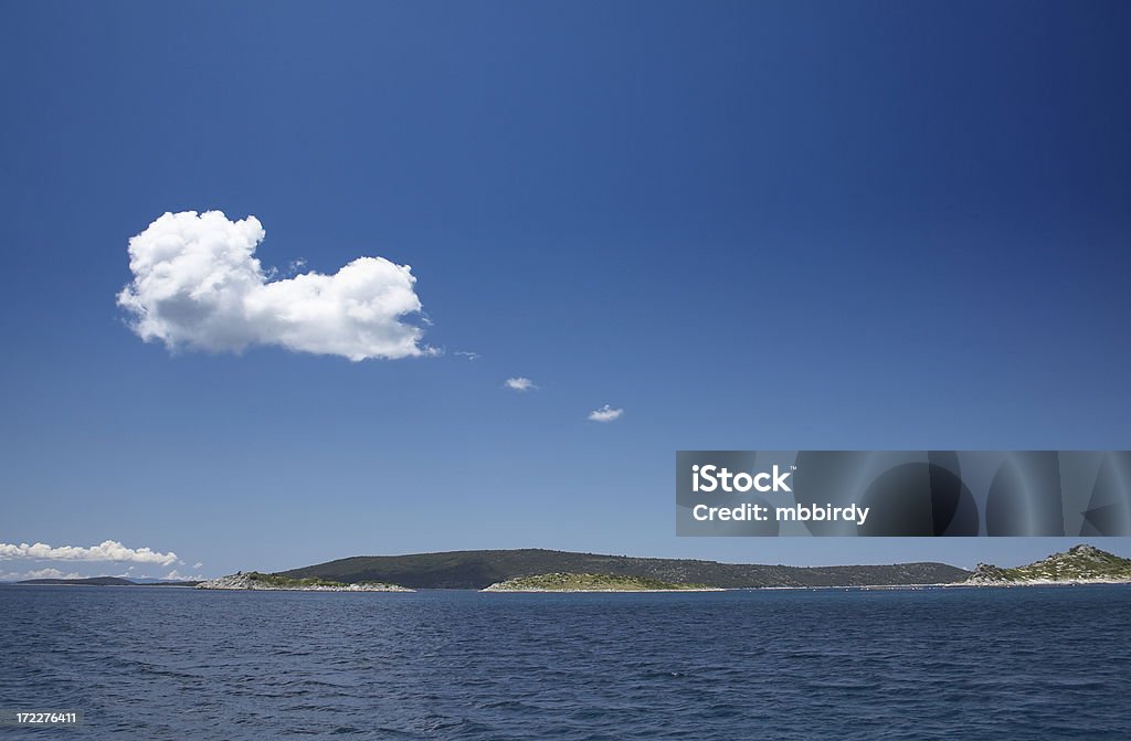 Nubes Cumulus a la isla - Foto de stock de Agua libre de derechos