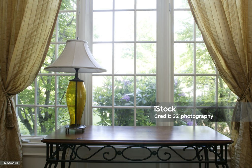 램프 및 사이드 테이블 - 로열티 프리 0명 스톡 사진