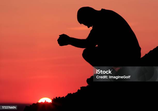 Photo libre de droit de Silhouette De La Prière banque d'images et plus d'images libres de droit de Pardon - Pardon, Silhouette - Contre-jour, Une seule personne