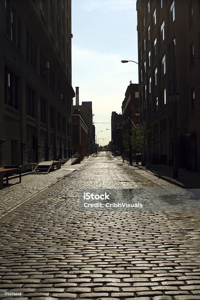 Embarcadero desierto Brooklyn DUMBO de adoquines Backstreet por la mañana - Foto de stock de Ciudad de Nueva York libre de derechos