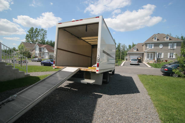 aperto di camion con rampa - delivery van truck delivering moving van foto e immagini stock