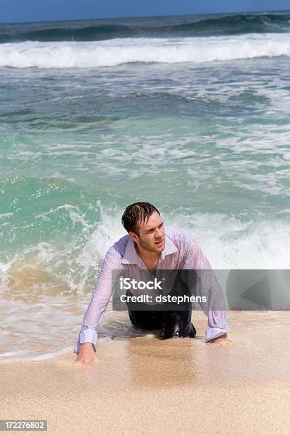 Negócios De Sobrevivência - Fotografias de stock e mais imagens de Casado - Casado, Gatinhar, Homem de Negócios