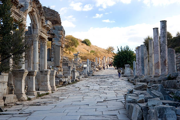 curetes street, efez, turcja - roman column arch pedestrian walkway zdjęcia i obrazy z banku zdjęć