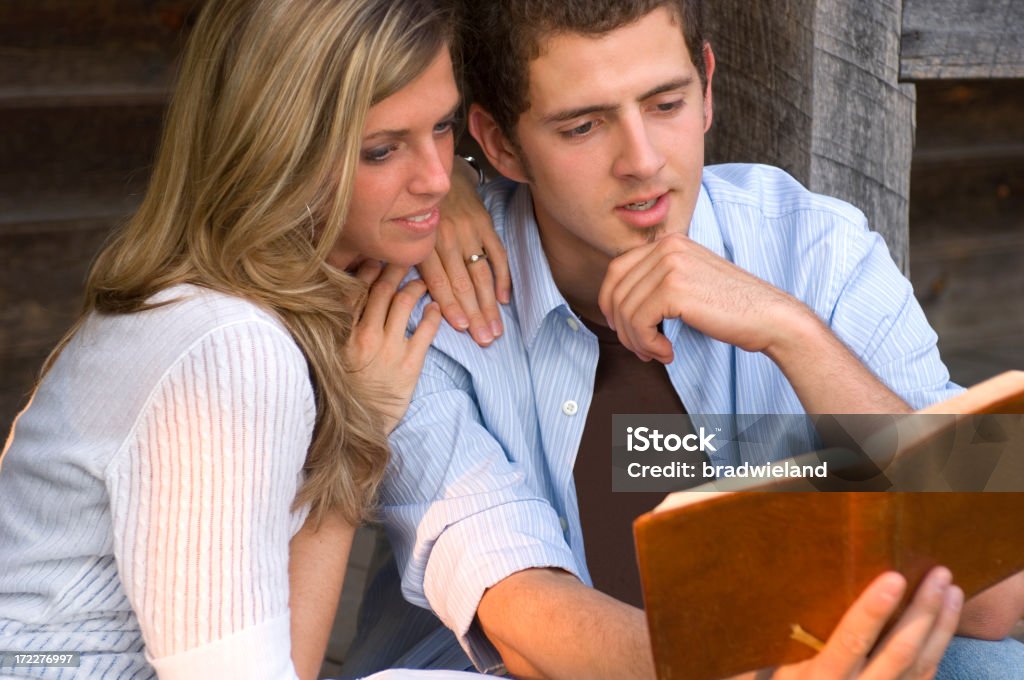 Junges Paar mit Bibel - Lizenzfrei Bibel Stock-Foto