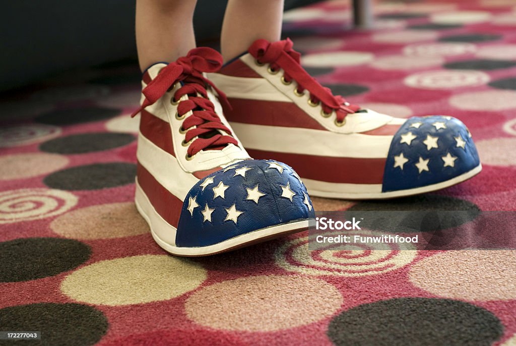 American Boy, niño & amplia Patriótica estadounidense rojo & bandera azul Zapatos de payaso - Foto de stock de Calzado libre de derechos