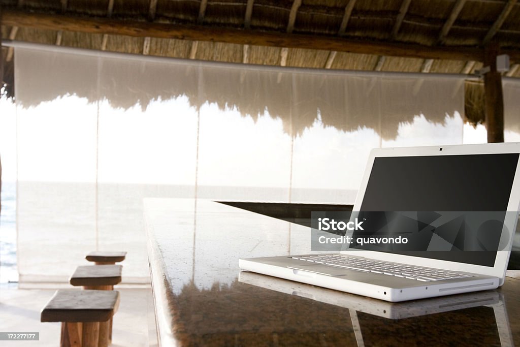 Bar de praia com Laptop em branco vazio balcão, espaço para texto - Foto de stock de Areia royalty-free