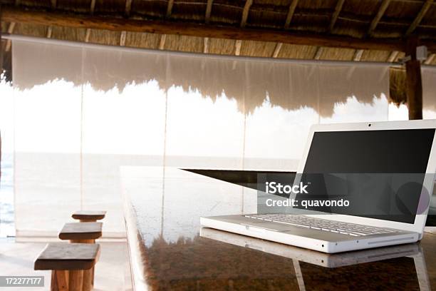 Foto de Bar De Praia Com Laptop Em Branco Vazio Balcão Espaço Para Texto e mais fotos de stock de Areia
