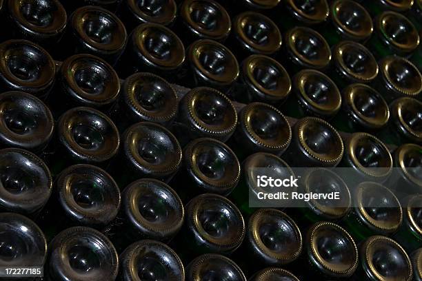 Garrafas De Vinho Empilhado Na Adega - Fotografias de stock e mais imagens de Adega - Adega, Bebida Alcoólica, Cave