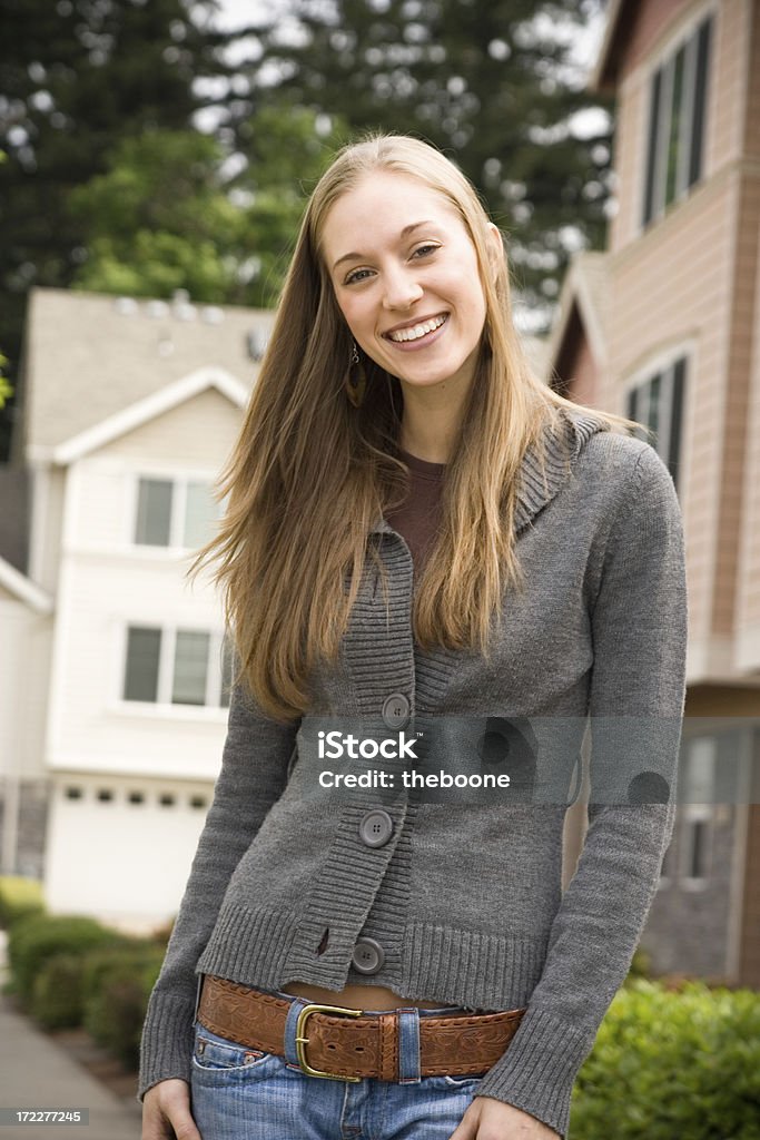 Atractiva joven mujer en una zona residencial - Foto de stock de 18-19 años libre de derechos