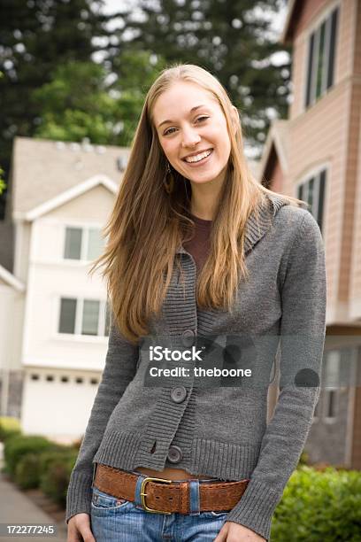 Atractiva Joven Mujer En Una Zona Residencial Foto de stock y más banco de imágenes de 18-19 años - 18-19 años, 20 a 29 años, 20-24 años