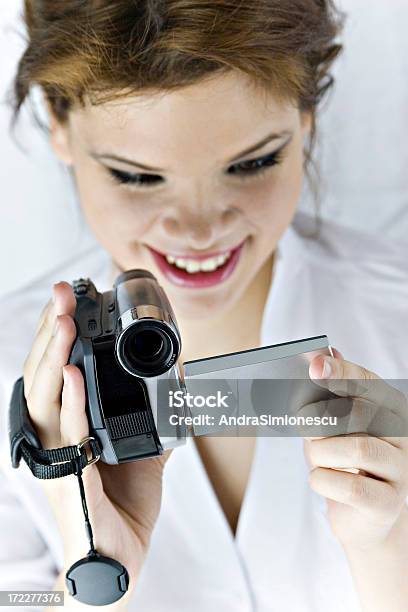 Donna Con Videocamera - Fotografie stock e altre immagini di 18-19 anni - 18-19 anni, 20-24 anni, Adulto