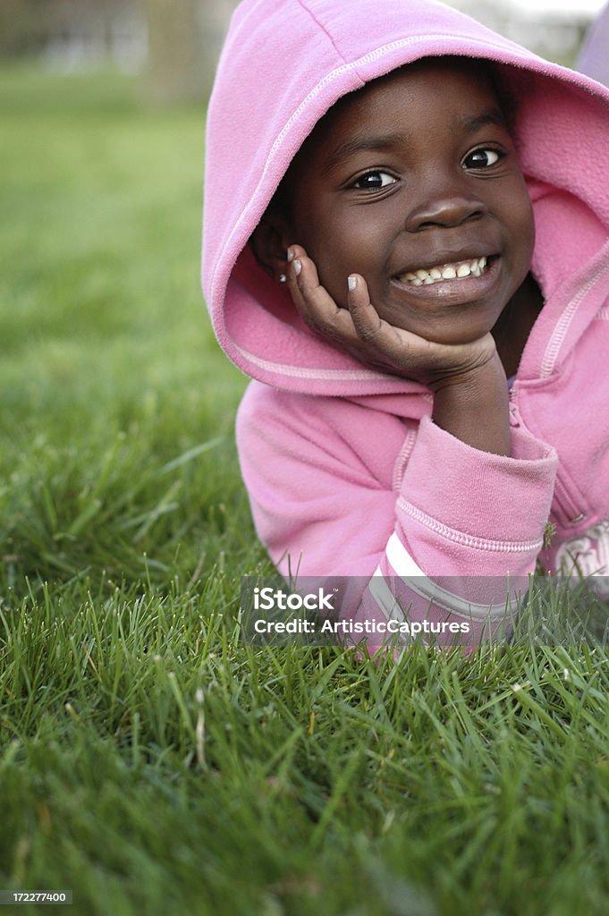 Fillette heureuse souriant dans l'herbe à l'extérieur - Photo de 6-7 ans libre de droits