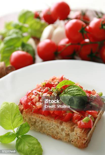 Bruschetta - Fotografie stock e altre immagini di Antipasto - Antipasto, Antipasto misto, Basilico