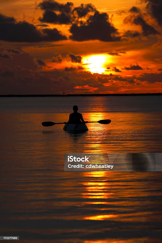 woamn en kayak disfruta de la puesta del sol de Florida Keys' - Foto de stock de Actividad al aire libre libre de derechos