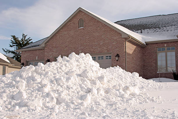 istock House with Lots of Snow 172277622