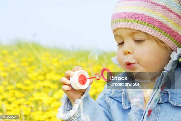 Bolhas De Sabão - Fotografias de stock e mais imagens de Amarelo - Amarelo, Bolha - Estrutura Física, Criança