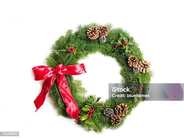 Ghirlanda Di Natale - Fotografie stock e altre immagini di Agrifoglio - Agrifoglio, Composizione orizzontale, Corona di fiori - Composizione