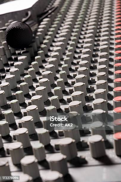 Foto de Grande Sound Mixer e mais fotos de stock de Amplificador - Amplificador, Arte, Cultura e Espetáculo, Ateliê