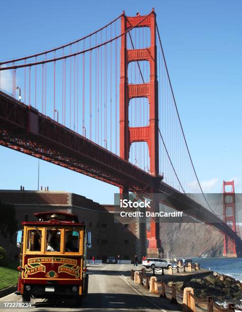 Photo libre de droit de Golden Gate Bridge Et Du Tramway banque d'images et plus d'images libres de droit de Golden Gate Bridge - Golden Gate Bridge, Site historique de Fort Point, Tramway
