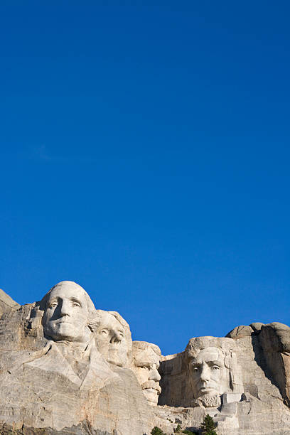 monumento nacional del monte rushmore con cielo azul, dakota del sur, ee.uu. - mt rushmore national monument president george washington mountain fotografías e imágenes de stock