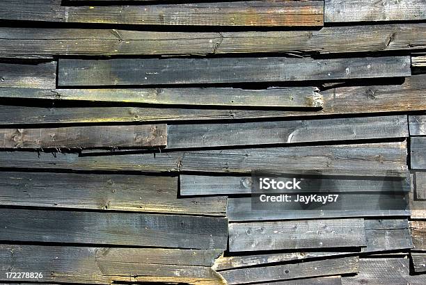 度重なる震災で被害を受けた木製のフェンス - グランジ加工のストックフォトや画像を多数ご用意 - グランジ加工, ダメージ, ハードウッド