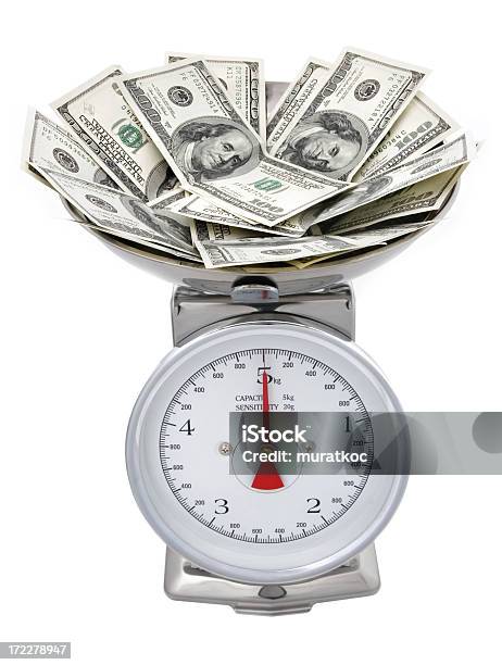 Escala De Dinheiro - Fotografias de stock e mais imagens de Ajustar - Ajustar, Atividade bancária, Balança - Instrumento de Pesagem