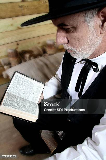 Homem Ler A Bíblia 2 - Fotografias de stock e mais imagens de Amish - Amish, Homens, Judaísmo