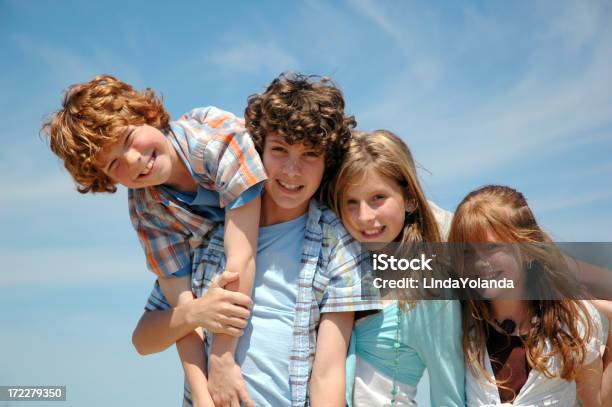 Happy Niños Foto de stock y más banco de imágenes de Actividad - Actividad, Adolescencia, Agarrar