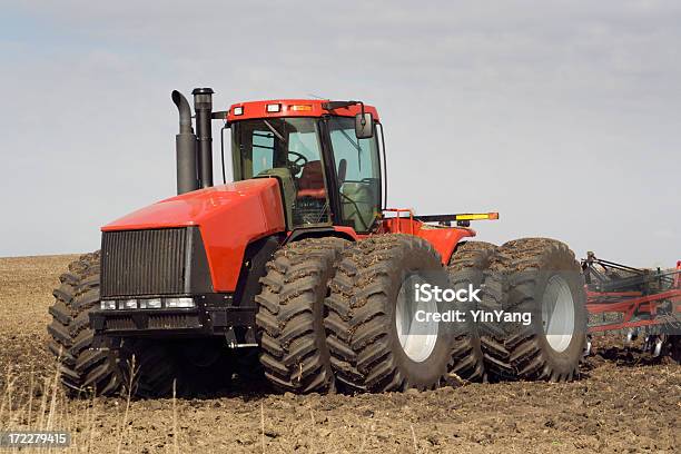 Tractor En El Campo De La Explotación Agraria En Equipos De Recolección De Cultivo Foto de stock y más banco de imágenes de Tractor