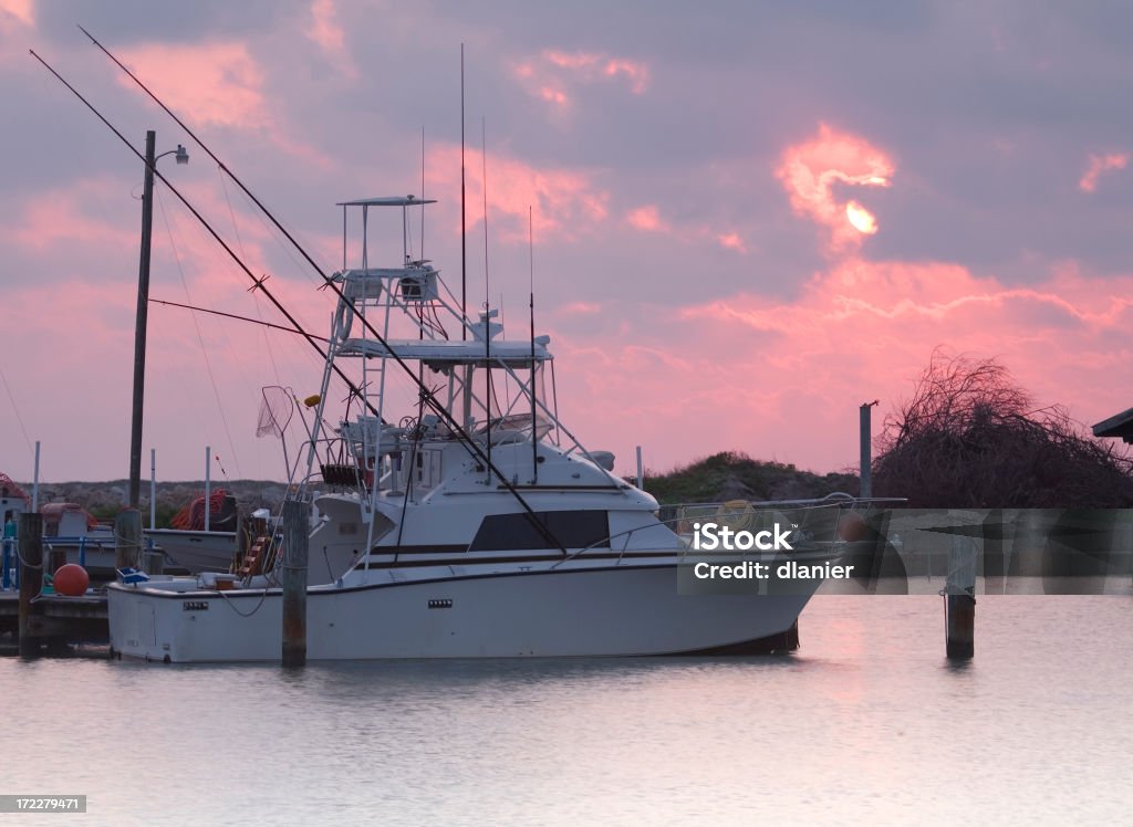 Barco de pesca ao pôr do sol - Foto de stock de Pescaria de Peixes Desportivos royalty-free