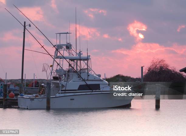 Foto de Barco De Pesca Ao Pôr Do Sol e mais fotos de stock de Pescaria de Peixes Desportivos - Pescaria de Peixes Desportivos, Veículo Aquático, Brilhante - Luminosidade