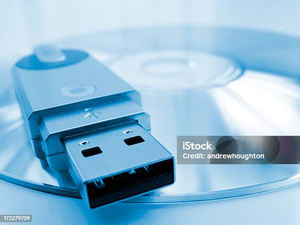 Stick Usb Su Cd - Fotografie stock e altre immagini di Blu - Blu, Brillante, CD-ROM