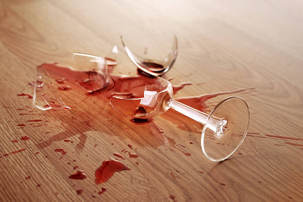 vidrio roto vino - glass broken spilling drink fotografías e imágenes de stock