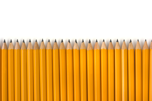 Fila de lápices amarillos repetición para la Educación sobre fondo blanco photo