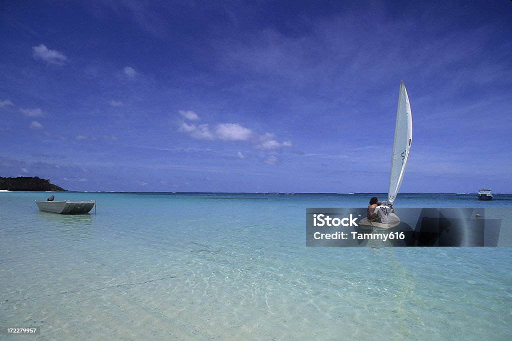 Barco de vela en el cristal azul agua - Foto de stock de Actividades recreativas libre de derechos