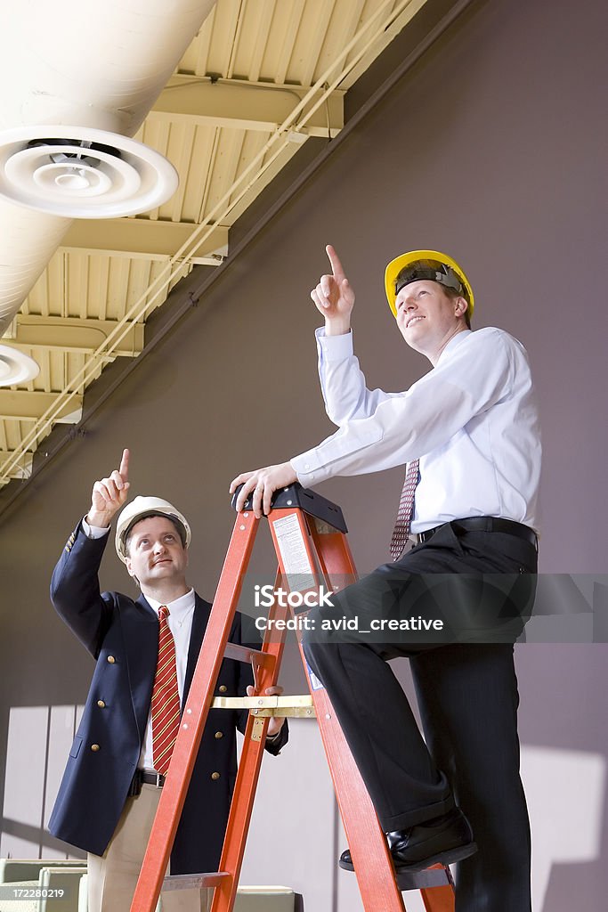 Ispettori di costruzione che indica al sistema HVAC - Foto stock royalty-free di Conduttura dell'aria