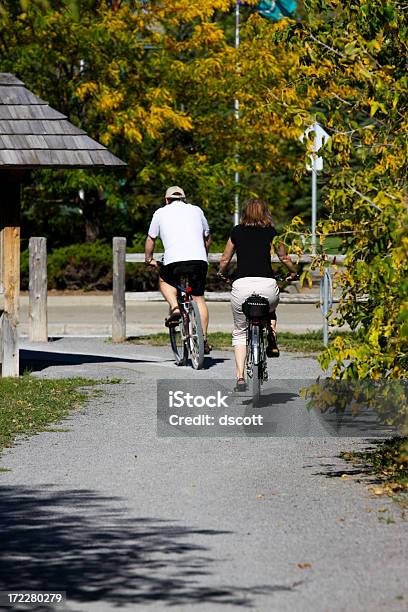 Para Na Rowerze - zdjęcia stockowe i więcej obrazów Droga gruntowa - Droga gruntowa, Fotografika, Jeździć na rowerze