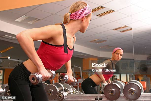 Dziewczyna W Centrum Fitness - zdjęcia stockowe i więcej obrazów Aktywny tryb życia - Aktywny tryb życia, Ciężary, Czynność