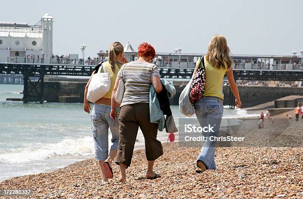 Brighton Beachinghilterra - Fotografie stock e altre immagini di Brighton Beach - Inghilterra - Brighton Beach - Inghilterra, Abbronzarsi, Ambientazione esterna